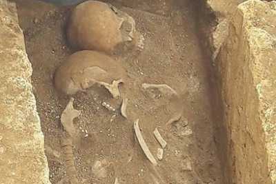 Taranto, scoperti due antichi scheletri: uno accanto all'altro paiono una coppia di amanti